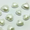 Demi-perle nacrée cœur à coudre - Blanc nacré - 2 tailles - détail