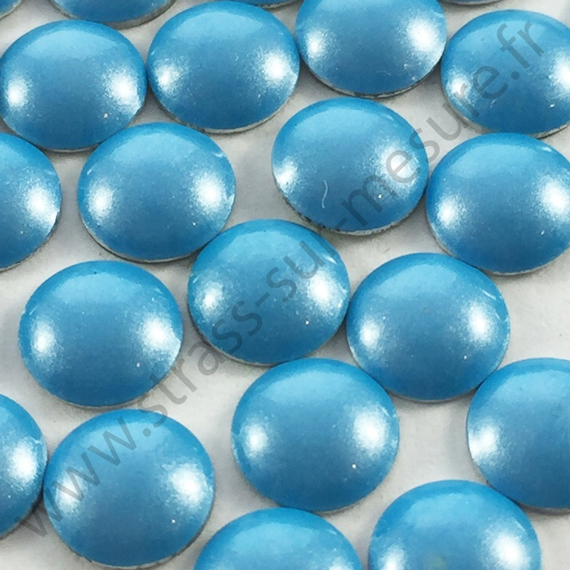 Strass thermocollant en métal rond bombé - Bleu ciel nacré - 2mm à 6mm - détail Strass thermocollant en métal rond bombé - Bleu ciel nacré - 2mm à 6mm - détail